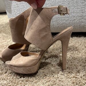 Nine West size 7 Elegant Tan High Heels